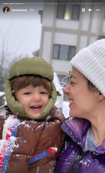 Cansu Tosun ile oğlu Marselin kar pozu