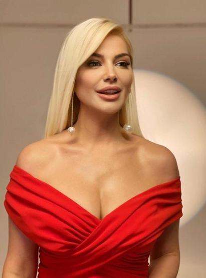 Songül Karlı, pırıltılı elbisesi ile göz doldurdu
