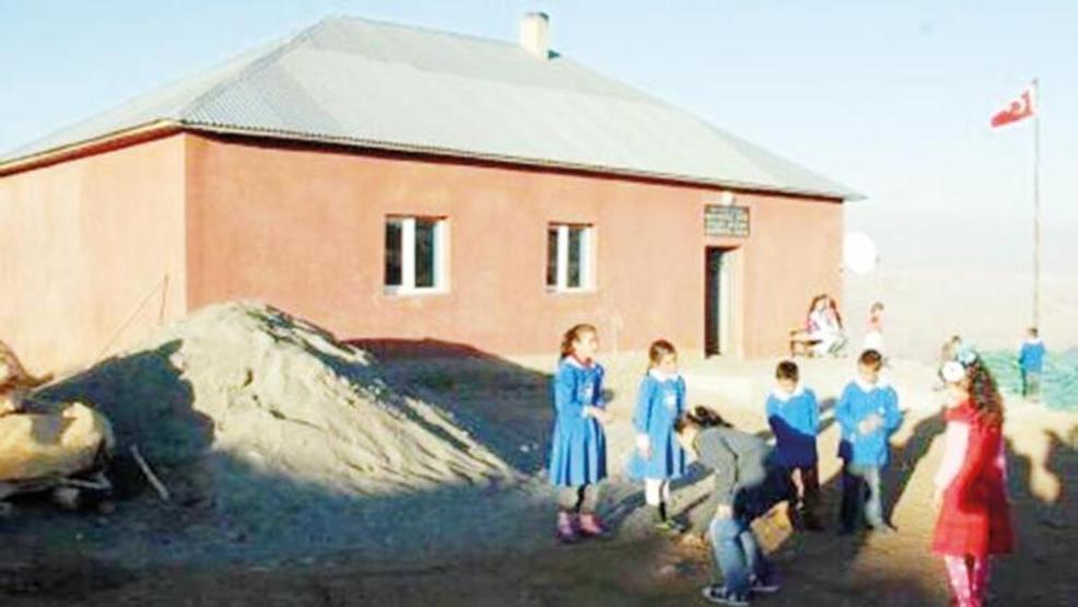 Dokuz çocuklu bir süper baba: İneklerini sattı, kardelenlerini güneşe çıkardı