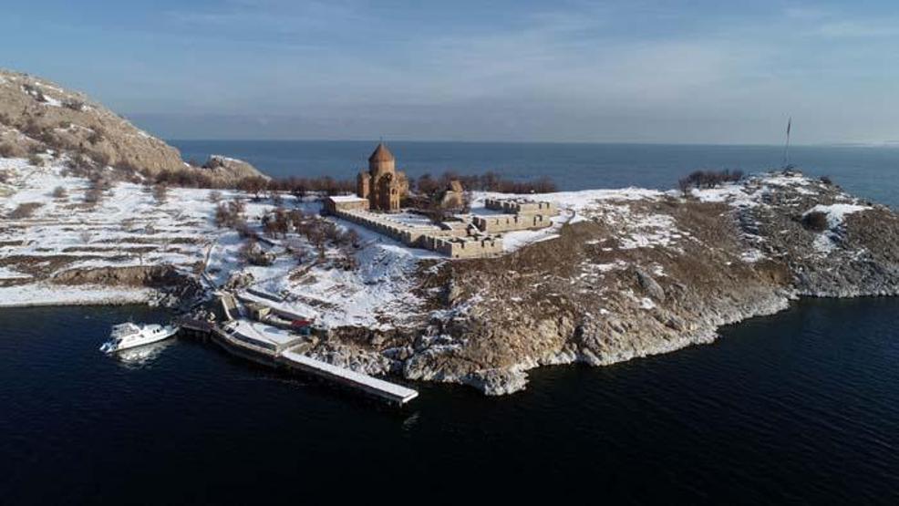 Akdamar Adasında seyrine doyumsuz kış manzarası
