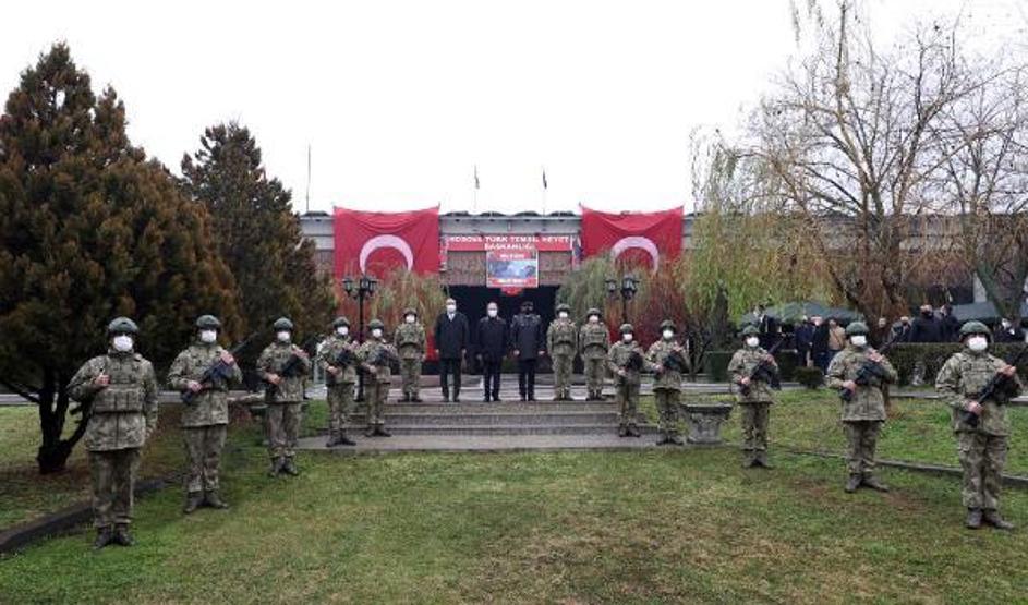 Bakan Akar, Kosova’da Mehmetçik ile bir araya geldi