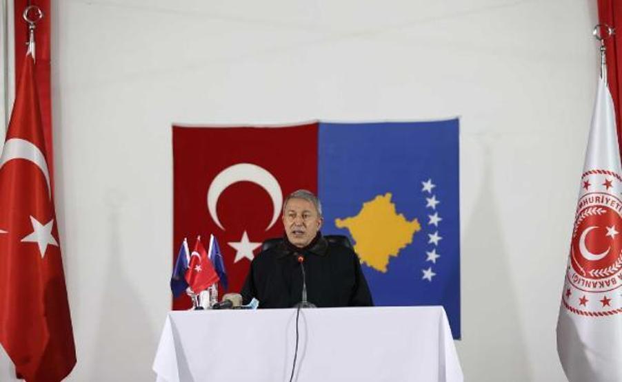 Bakan Akar, Kosova’da Mehmetçik ile bir araya geldi