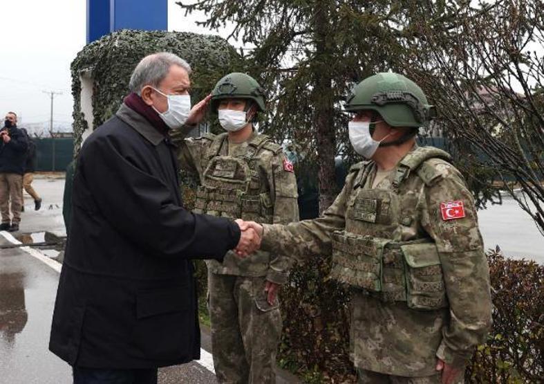 Bakan Akar, Kosova’da Mehmetçik ile bir araya geldi