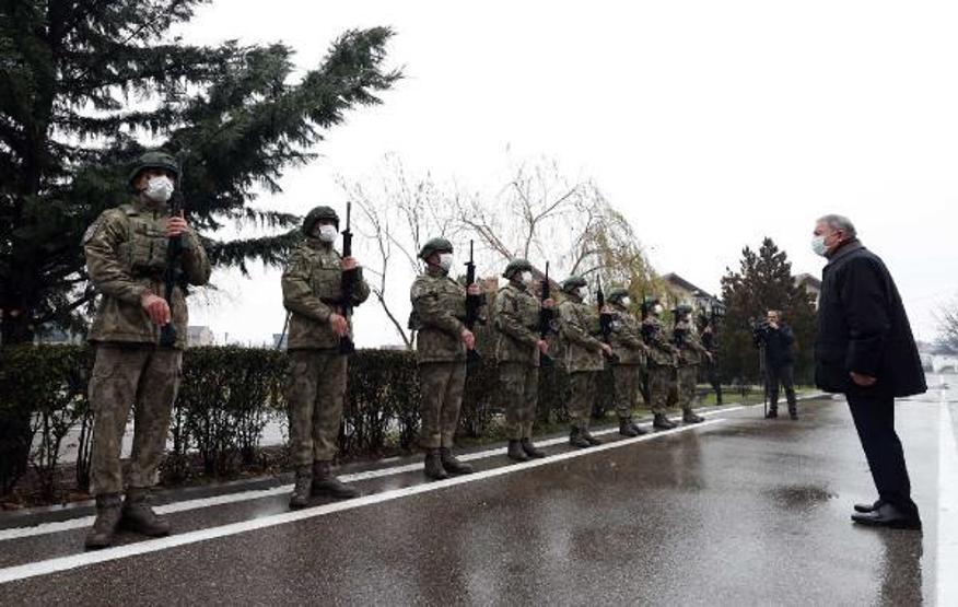 Bakan Akar, Kosova’da Mehmetçik ile bir araya geldi