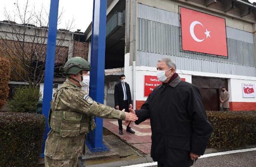 Bakan Akar, Kosova’da Mehmetçik ile bir araya geldi