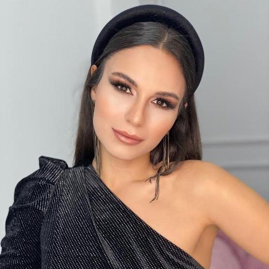 Selin Yeninci küvetin içinde poz verdi