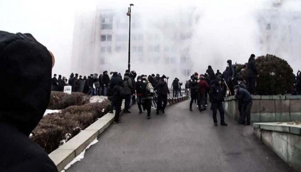 Kazakistan yangın yeri: Barış güçleri ülkeye vardı