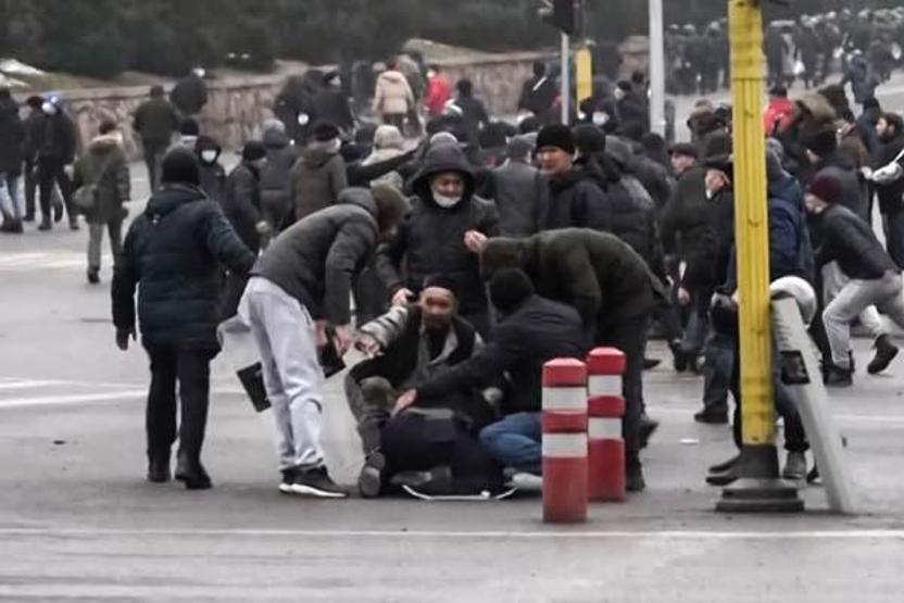 Kazakistan yangın yeri: Barış güçleri ülkeye vardı