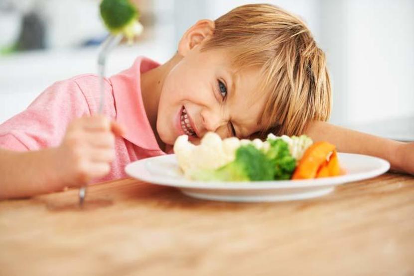 İshali olan çocuğa sık aralıklarla yemek verin
