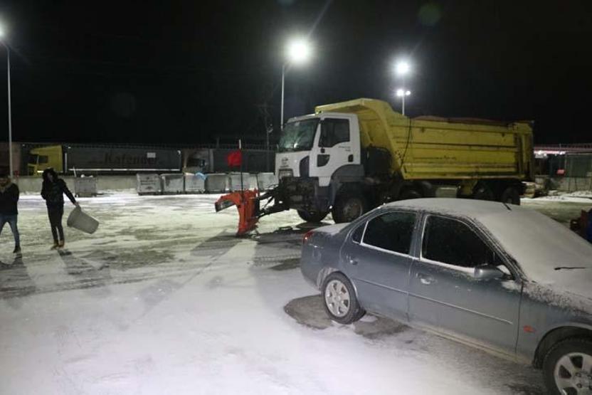 Hamzabeyli Sınır Kapısı’nda şiddetli rüzgar ve kar sebebiyle tırlar zarar gördü