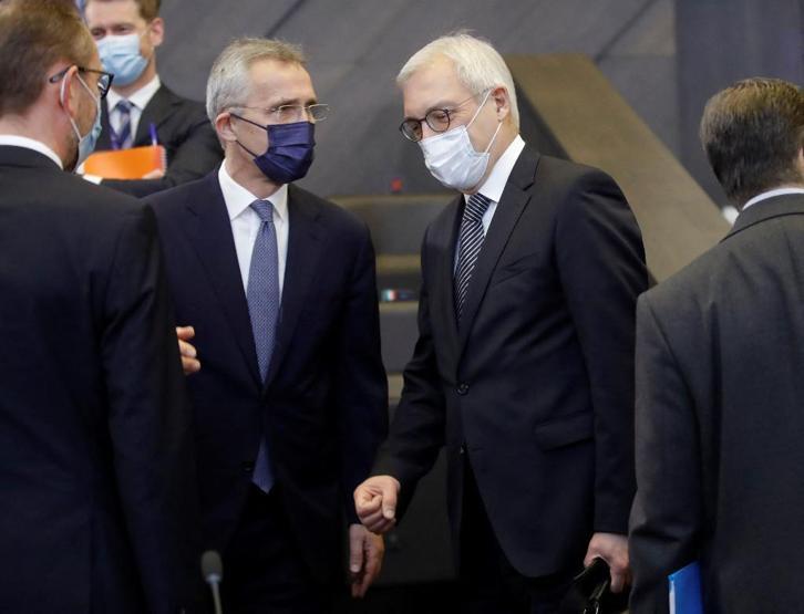 Brüksel’de gergin anlar fotoğraflara yansıdı… Rusya-NATO görüşmesi sonra erdi