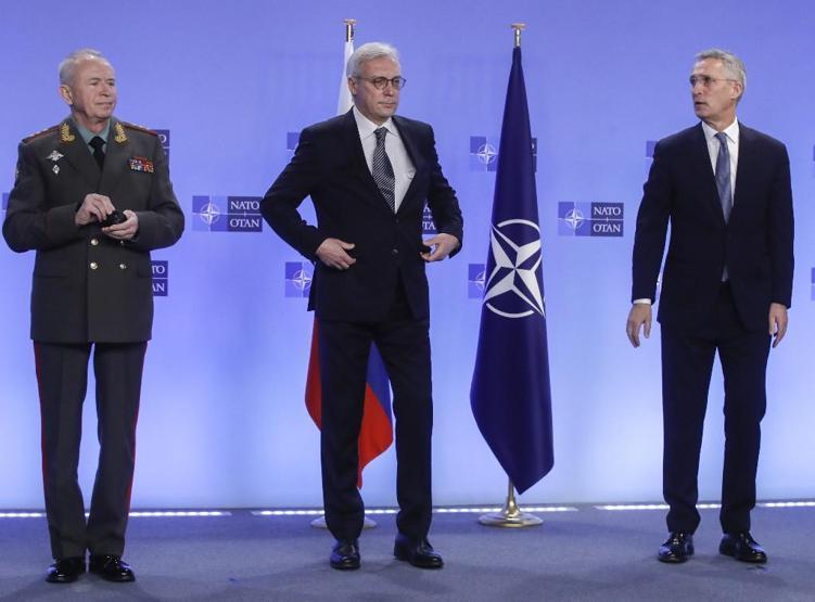 Brüksel’de gergin anlar fotoğraflara yansıdı… Rusya-NATO görüşmesi sonra erdi