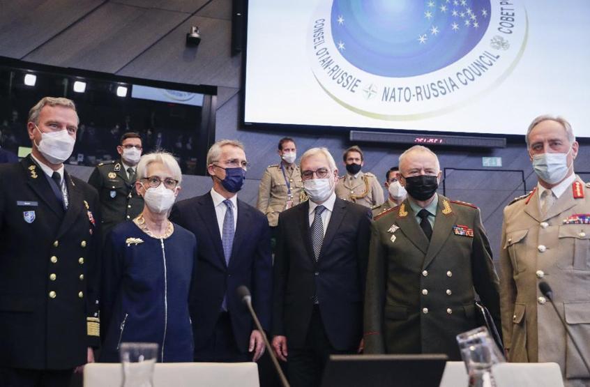 Brüksel’de gergin anlar fotoğraflara yansıdı… Rusya-NATO görüşmesi sonra erdi