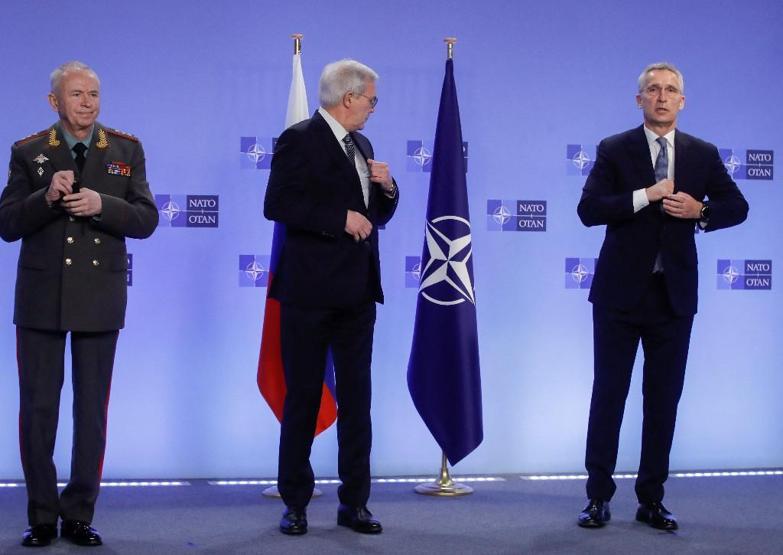 Brüksel’de gergin anlar fotoğraflara yansıdı… Rusya-NATO görüşmesi sonra erdi
