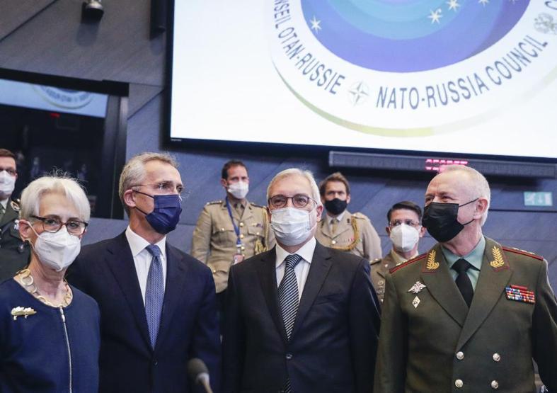 Brüksel’de gergin anlar fotoğraflara yansıdı… Rusya-NATO görüşmesi sonra erdi