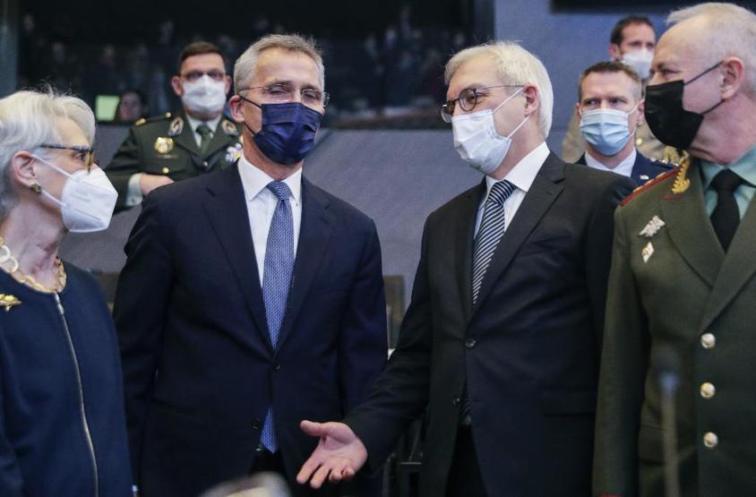 Brüksel’de gergin anlar fotoğraflara yansıdı… Rusya-NATO görüşmesi sonra erdi