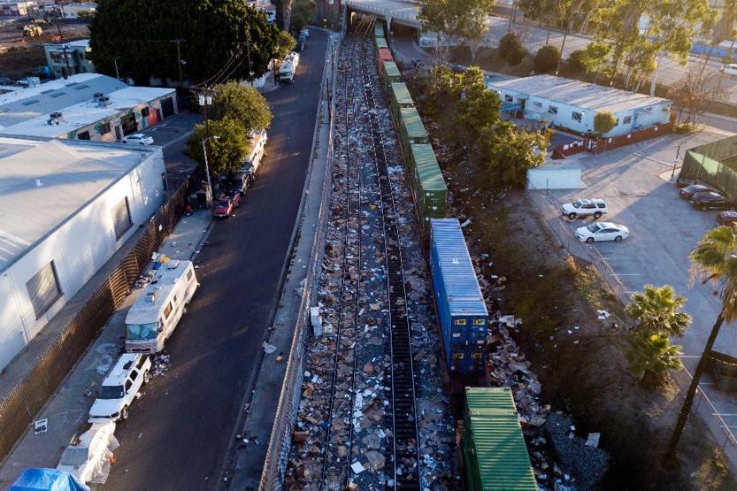 ABDde şoke eden görüntüler Alışveriş devinin ürünlerini taşıyan kargo treni yağmalandı