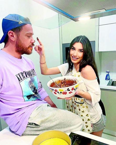 Burcu Kıratlı eşi Sinan Akçıl ile yaşadıkları ayrılığın nedenlerini açıkladı