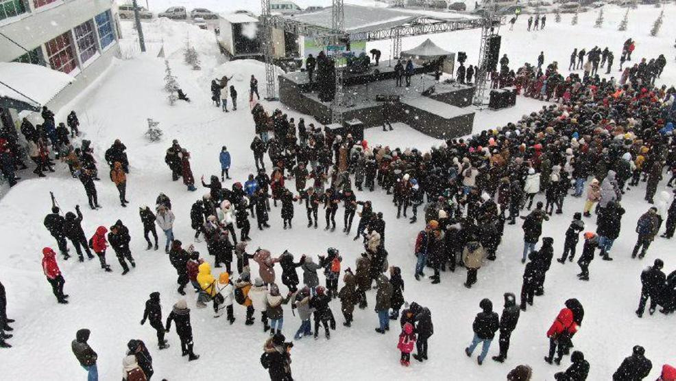 Binlerce kişi saatlerce onu bekledi Soğuğu bahane edip sahneye çıkmadı