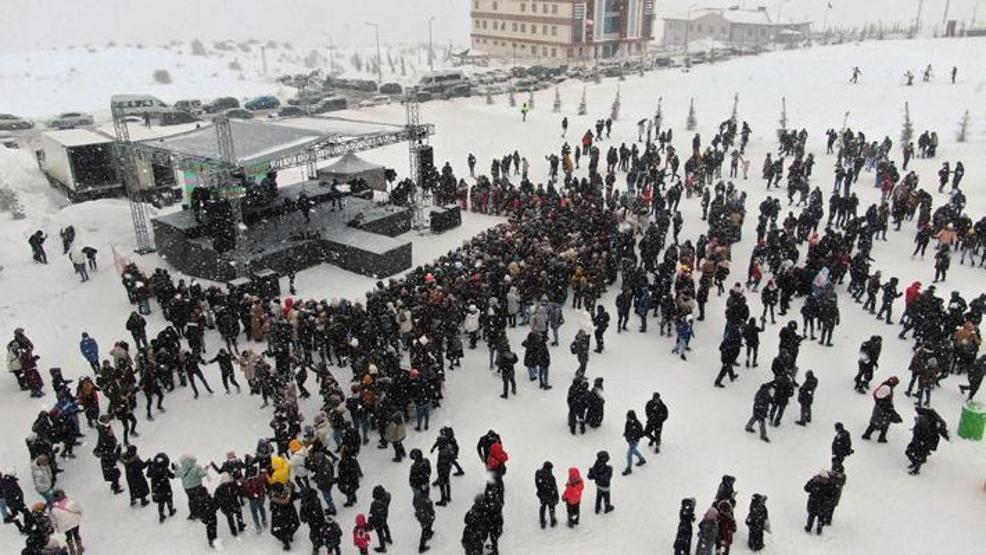 Binlerce kişi saatlerce onu bekledi Soğuğu bahane edip sahneye çıkmadı