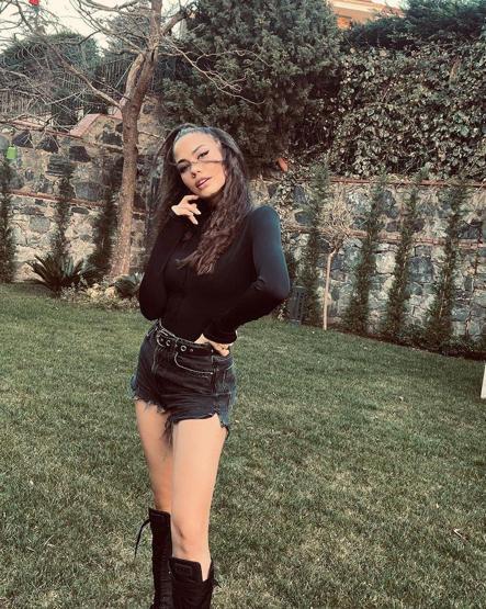Demet Özdemir mini şortuyla sosyal medyayı salladı