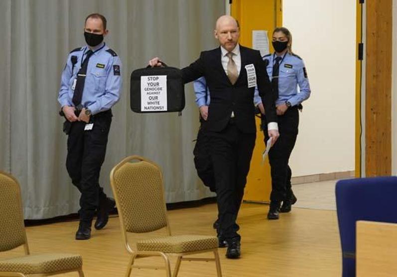 Norveç canisi, şartlı tahliye duruşmasına Nazi selamıyla çıktı