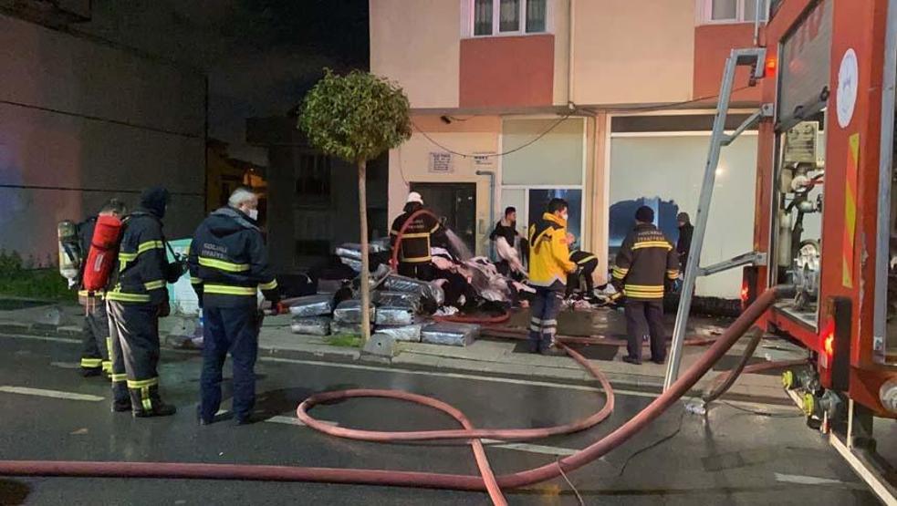 Depoda yangın: Kumaşları kucaklayıp dışarı taşıdılar