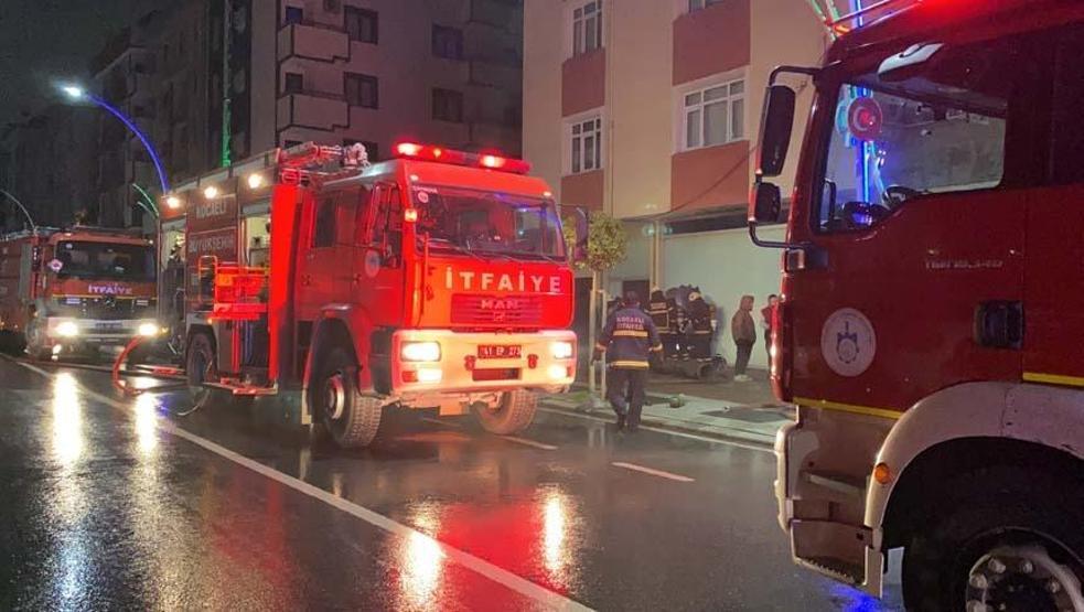 Depoda yangın: Kumaşları kucaklayıp dışarı taşıdılar