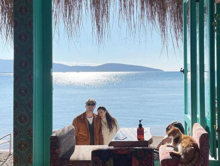 Nebahat Çehreden Kıvanç Tatlıtuğ-Başak Dizerin Bodrum pozuna yorum