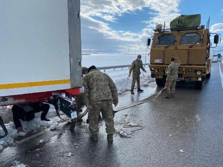 MSB, Adana-Gaziantep otoyolunda mahsur kalanlar için 2 helikopter görevlendirdi