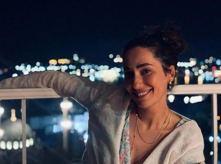 Esra Ruşanın cesur pozlarına yorum yağdı