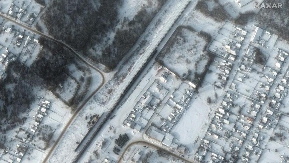 Ukrayna sınırına yakın Rus birlikleri uydudan görüntülendi