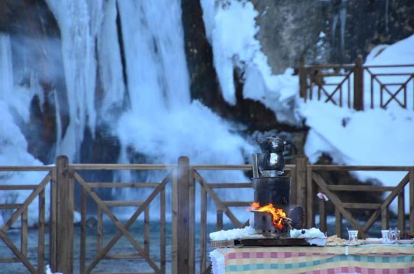 Buz tutan şelale kartpostallık görüntüler oluşturdu