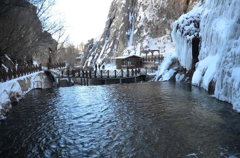 Buz tutan şelale kartpostallık görüntüler oluşturdu
