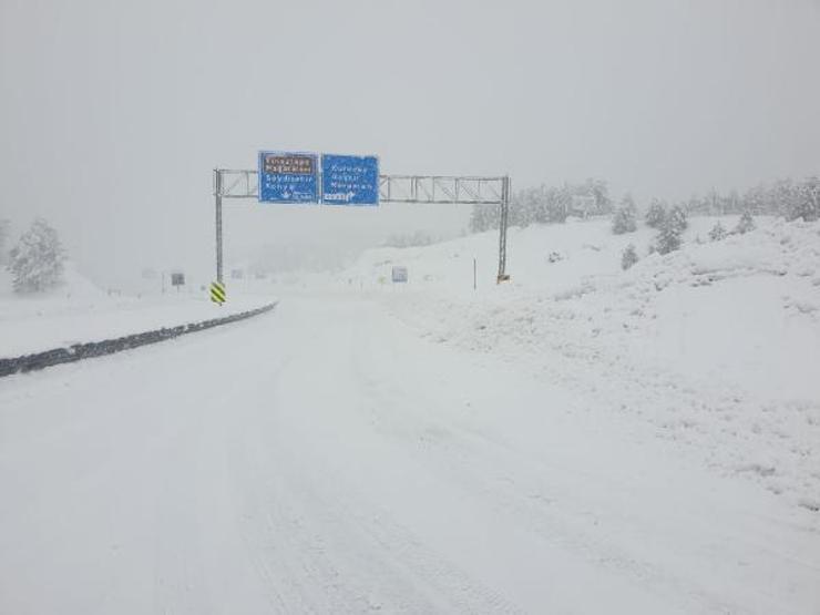 Konya- Antalya yolunda ulaşıma kar engeli