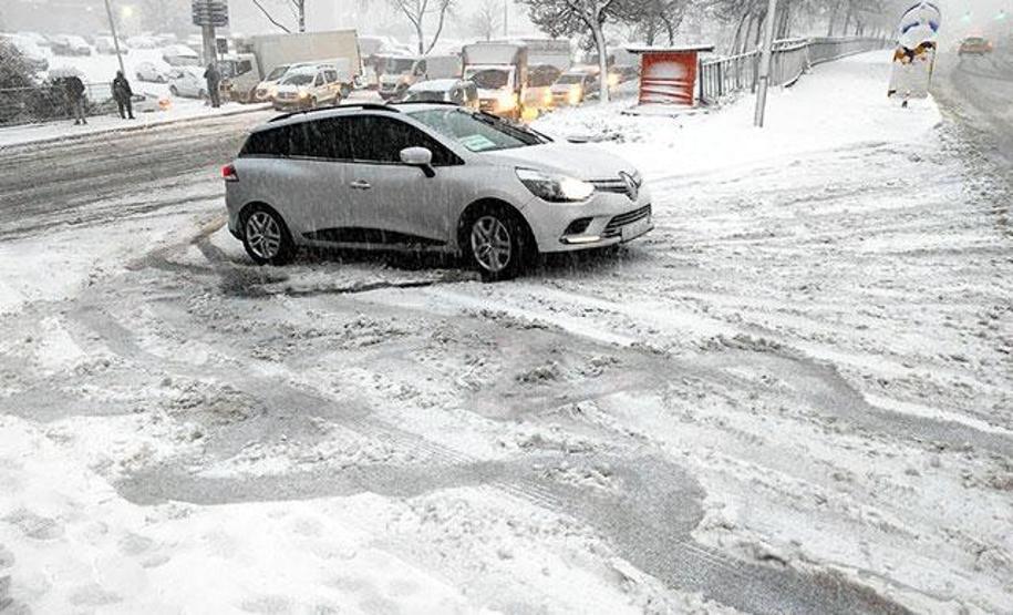 Yoğun kar yağışı Türkiyeyi terk etmiyor: 32 kentte alarm verildi