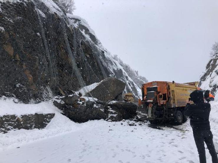 Dev kayalar nedeniyle İstanbul yolu kapandı