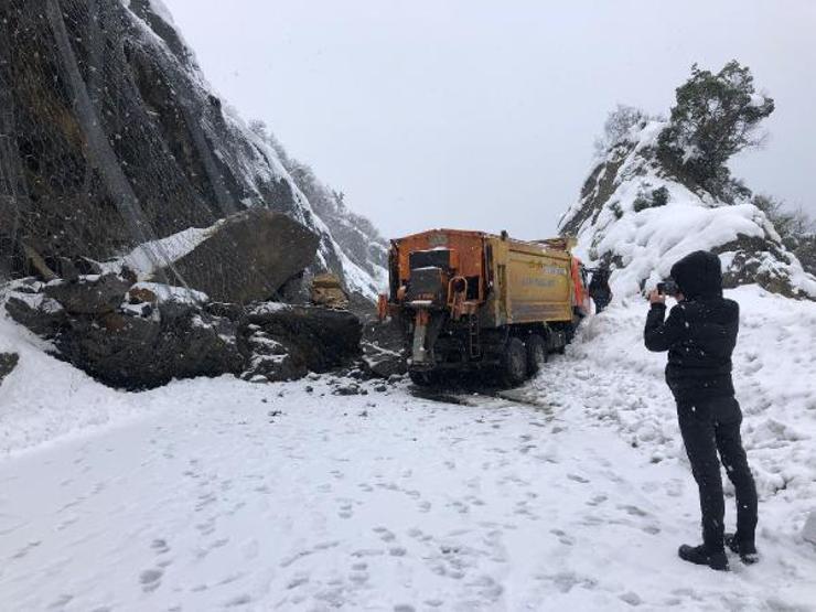 Dev kayalar nedeniyle İstanbul yolu kapandı