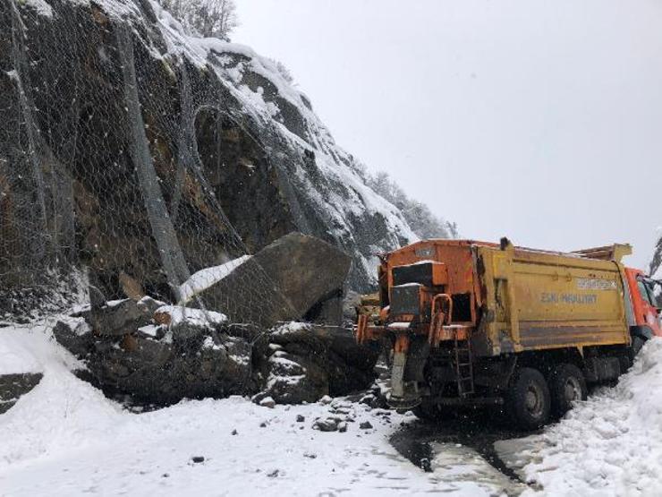 Dev kayalar nedeniyle İstanbul yolu kapandı