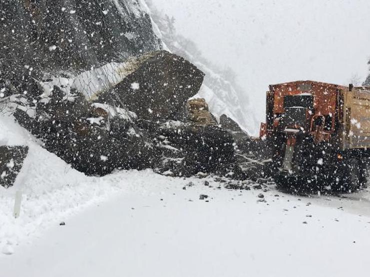 Dev kayalar nedeniyle İstanbul yolu kapandı