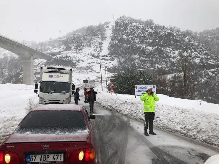 Dev kayalar nedeniyle İstanbul yolu kapandı