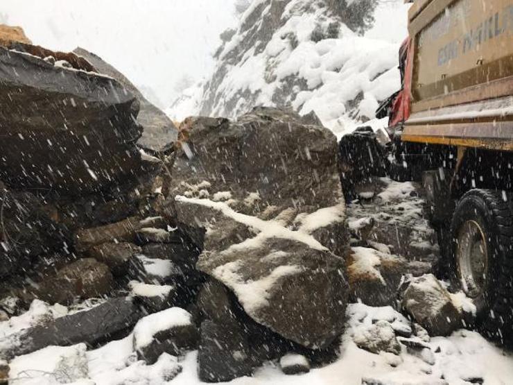 Dev kayalar nedeniyle İstanbul yolu kapandı