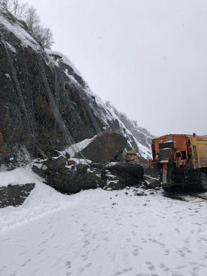 Dev kayalar nedeniyle İstanbul yolu kapandı