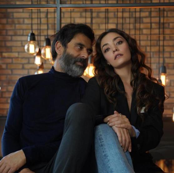 Cansel Elçin-Zeynep Tuğçe Bayatın romantik anları dikkatlerden kaçmadı