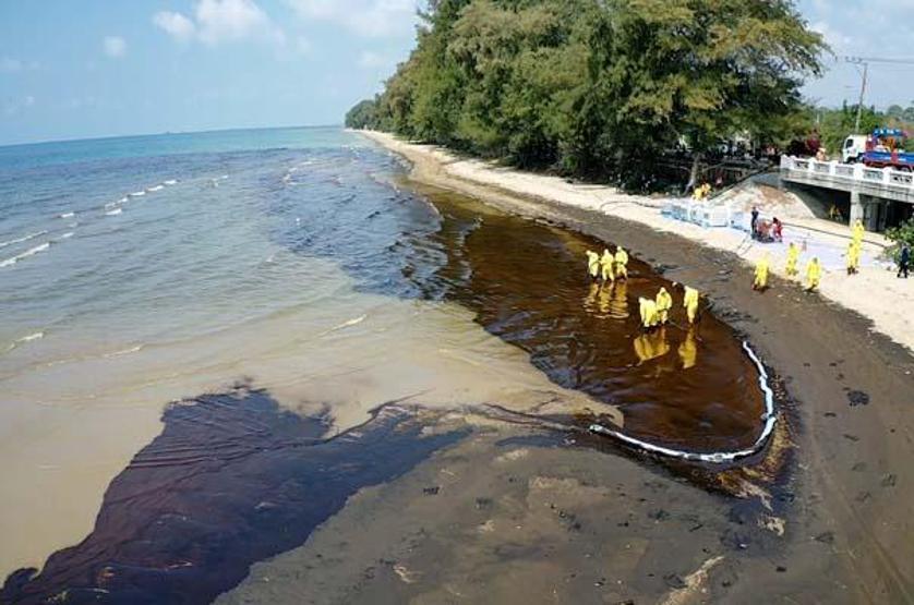 Tayland’da petrol sızıntısı nedeniyle bir plaj afet bölgesi ilan edildi