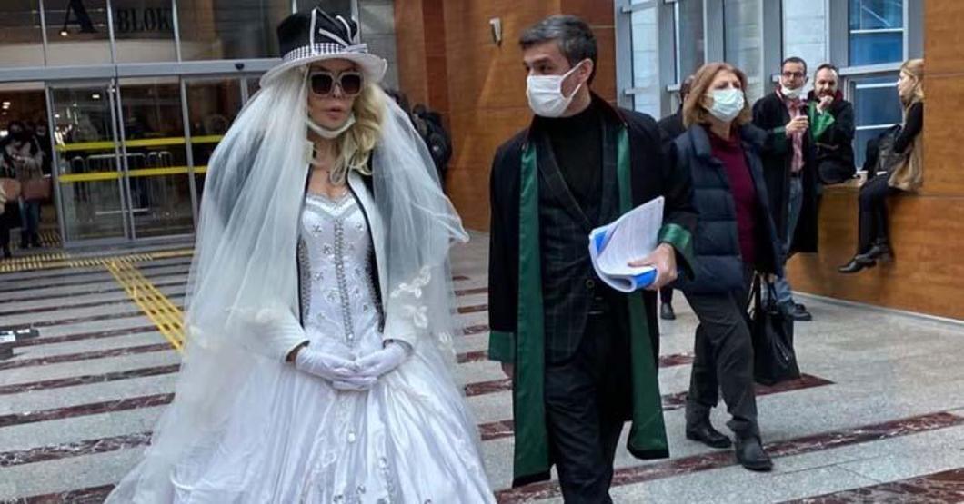 Sanal aşk oyunu davasında Sisi lakaplı Seyhan Soylu, duruşmaya gelinlikle geldi