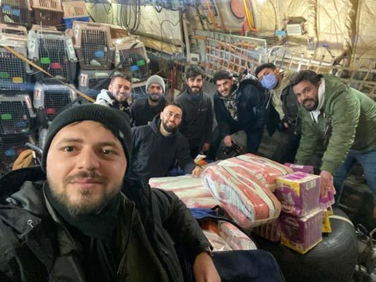 Uçak kiralayıp Afganistandaki 304 hayvanı kurtardılar