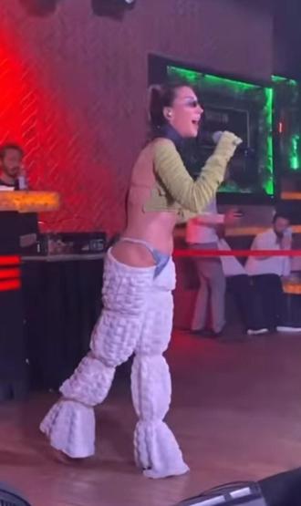 Hande Yenerin kıyafeti olay oldu