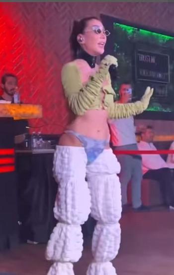 Hande Yenerin kıyafeti olay oldu
