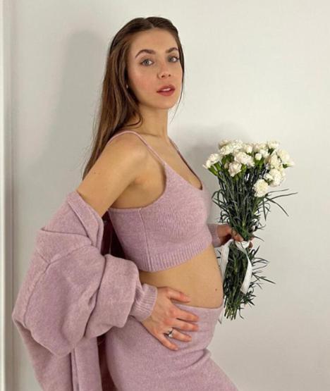 Fulya Zenginerin eşi göbeğini öptü: Ama ben gülerim